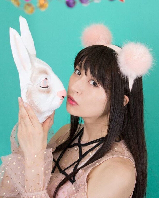 最神秘写真女星！开大巴士的「超猛美RU女司机」，网友见了都想报名上车！