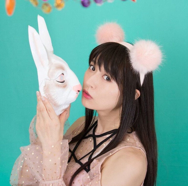 最神秘写真女星！开大巴士的「超猛美RU女司机」，网友见了都想报名上车！