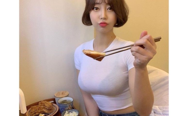 赛车模特吃烤肉「RU量惊人」，正面视角超凸显胸型！