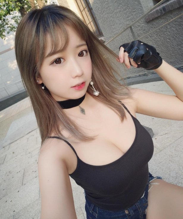 甜美系正妹「超胸」让衣服扣不起来！超柏嫩视角整个满出来啦…