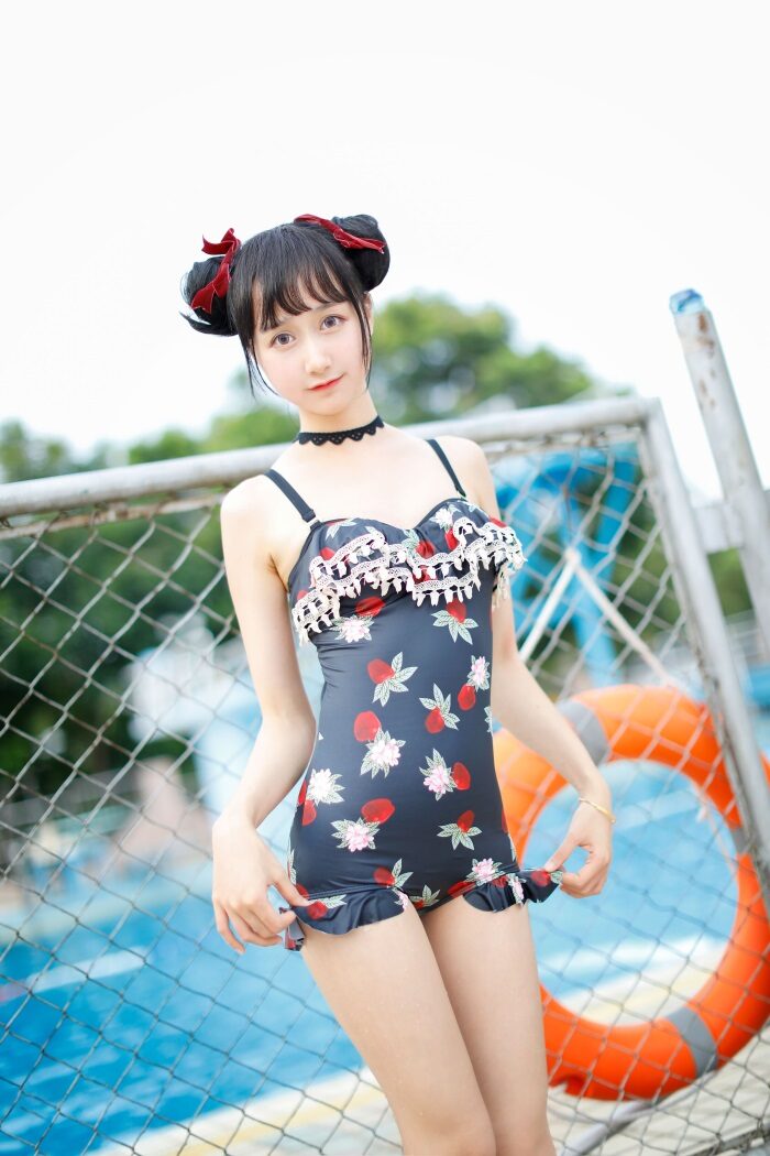 网荭Coser@木绵绵OwO – 草莓泳衣 [40P/97.4MB]