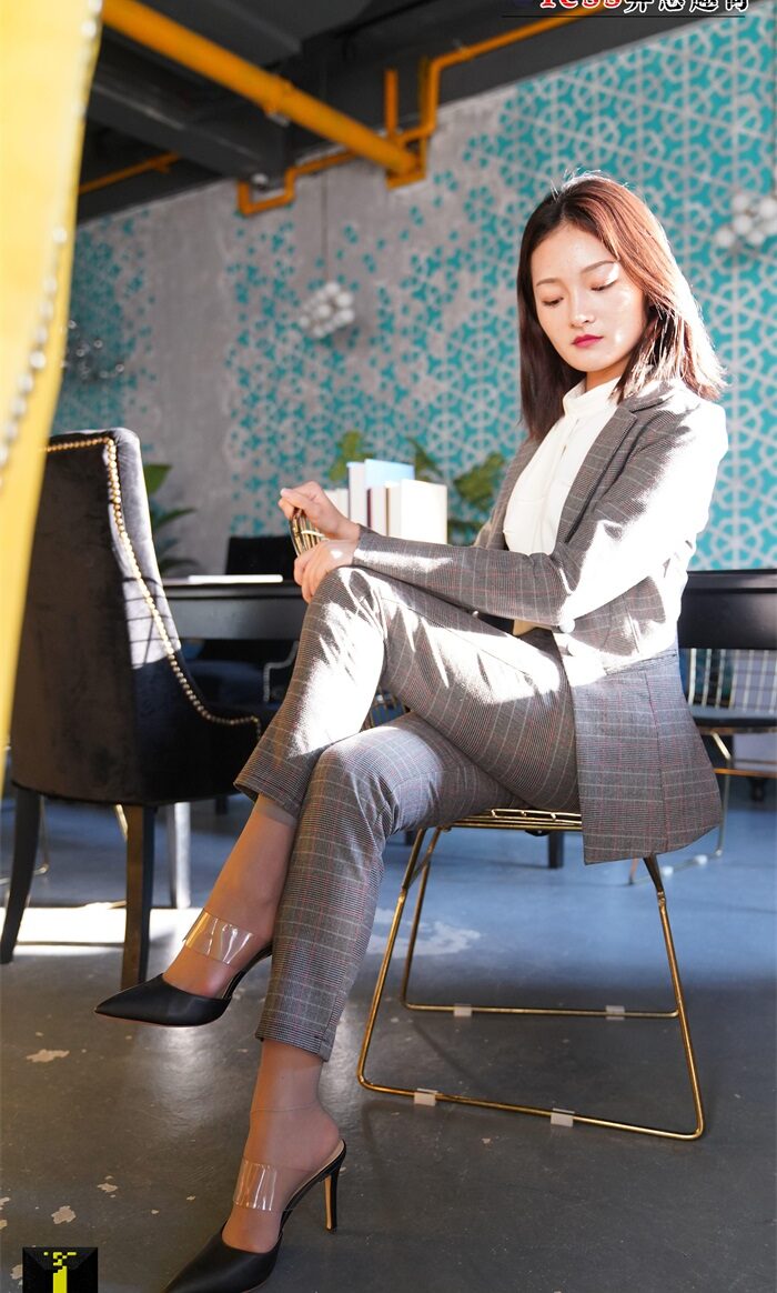 [IESS异思趣向] 普惠集 131 – 格格的短灰丝 [62P/67.6MB]