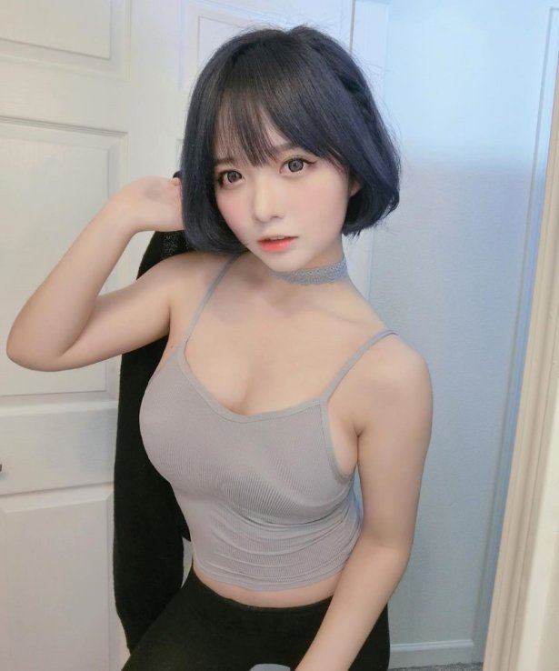 最强隐乳！激萌电眼学生妹「Borusushi」至服下隐藏超完美胸型　让人充满遐想啊