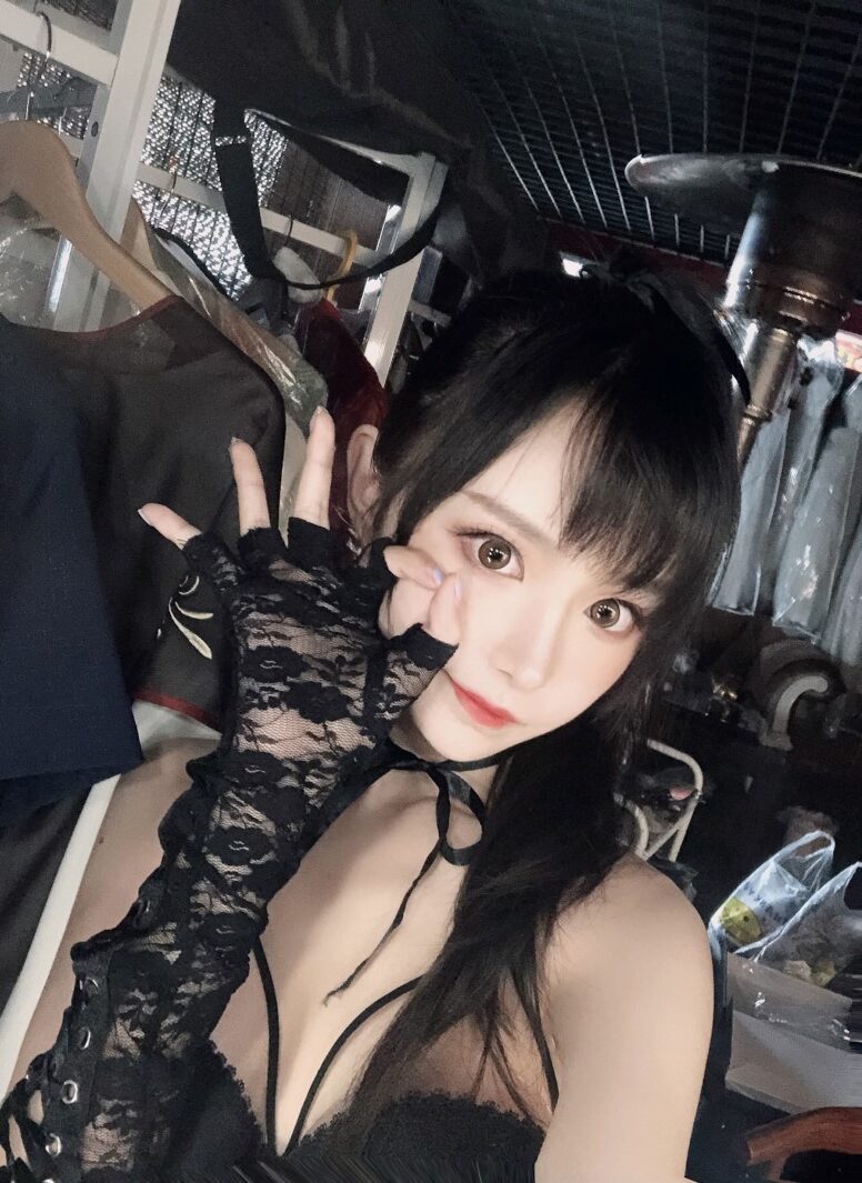 人气动漫Coser@Shika小鹿鹿 自拍图包 [12P/3V/28MB]