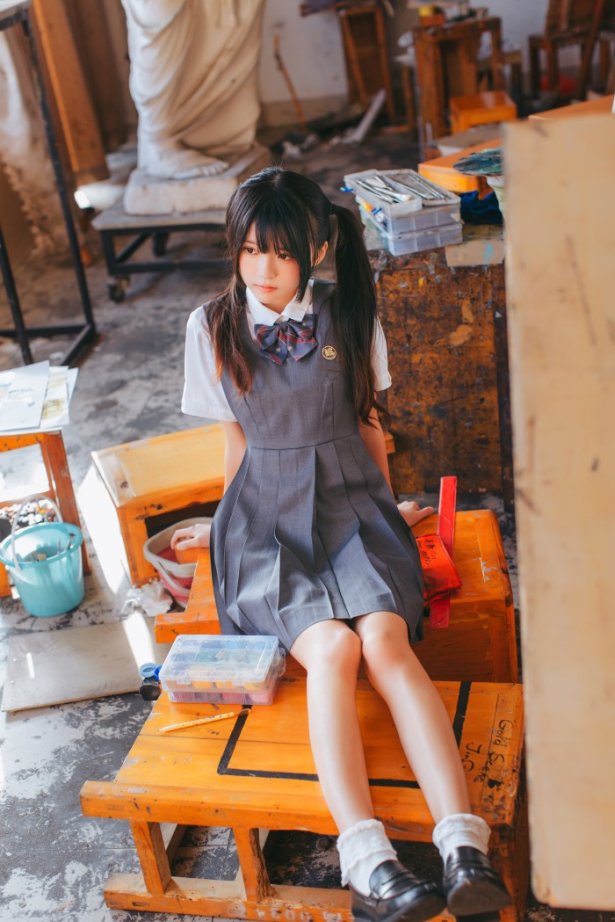 人气Coser@桜桃喵 画室少女 [17P/176MB]