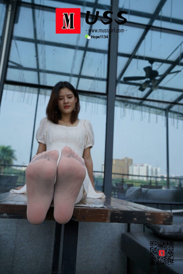 [MussGirl慕丝女郎]NO.018 白衣互士与白丝的绝美邂逅小贤（足底特写篇） [79P/168MB]