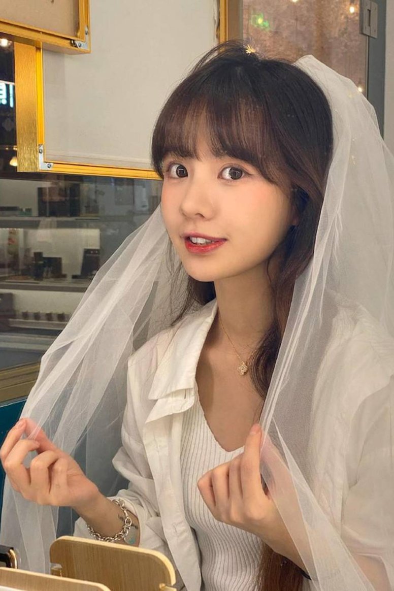 太萌了！下雨天遇到超可爱童颜正妹「7andrea」，甜甜脸蛋让人想为她好好撑伞！