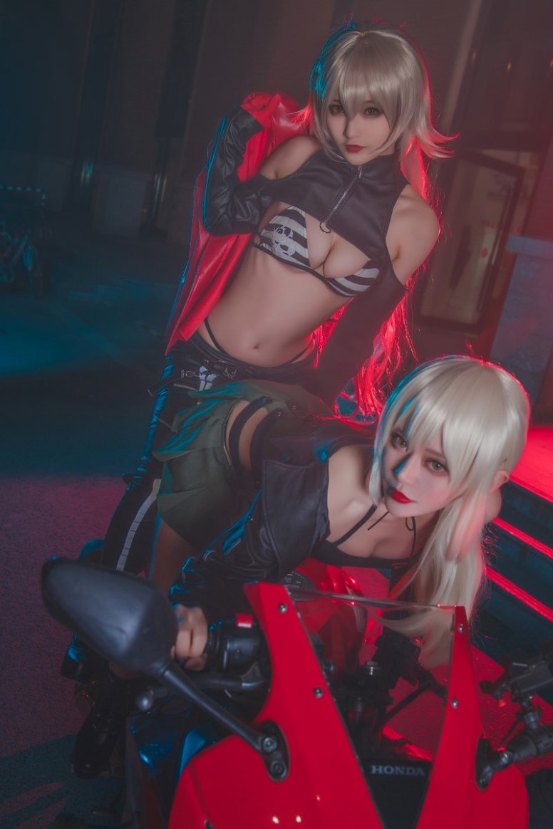 知名动漫博主@铁板烧鬼舞w 中山码头黑贞黑呆双人 [23P/353MB]