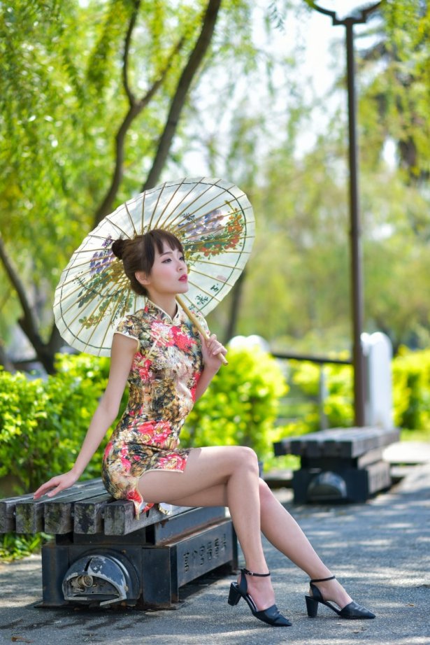 精选街拍 No.111 缪婉瑜 花折伞短旗袍高跟美腿 [40P/138MB]