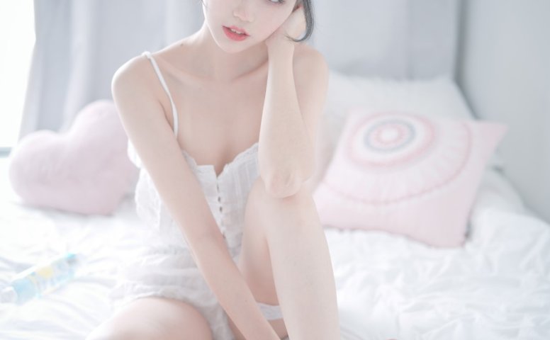 周叽是可爱兔兔 – 白色睡衣 [23P/196MB]