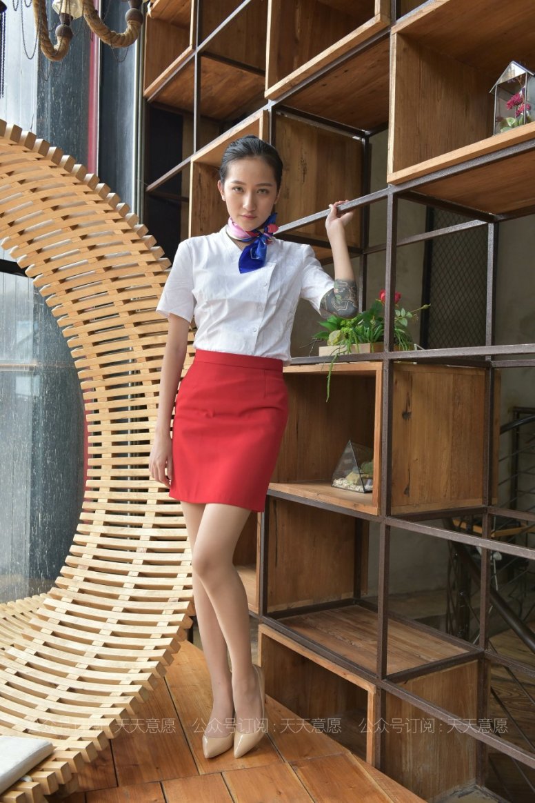 [IESS异思趣向] 耽丝 潇潇的红裙职业装展示 [87P/114M]