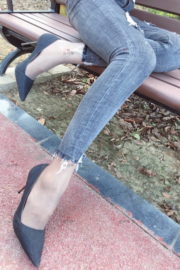 丝月神 014 牛仔裤里咖色筒袜凉鞋 [96P/146MB]