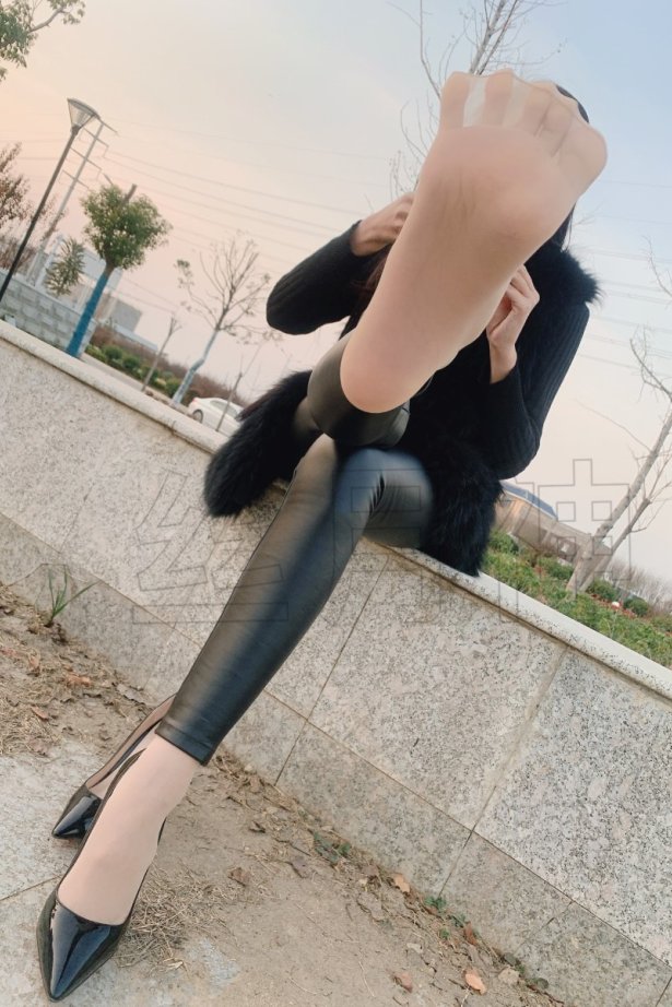 丝月神 016 外拍皮裤肉丝漆皮黑高跟 [57P/42MB]