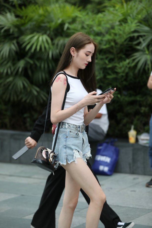 精选街拍 No.876 好像杨幂的小解解 [56P/57MB]