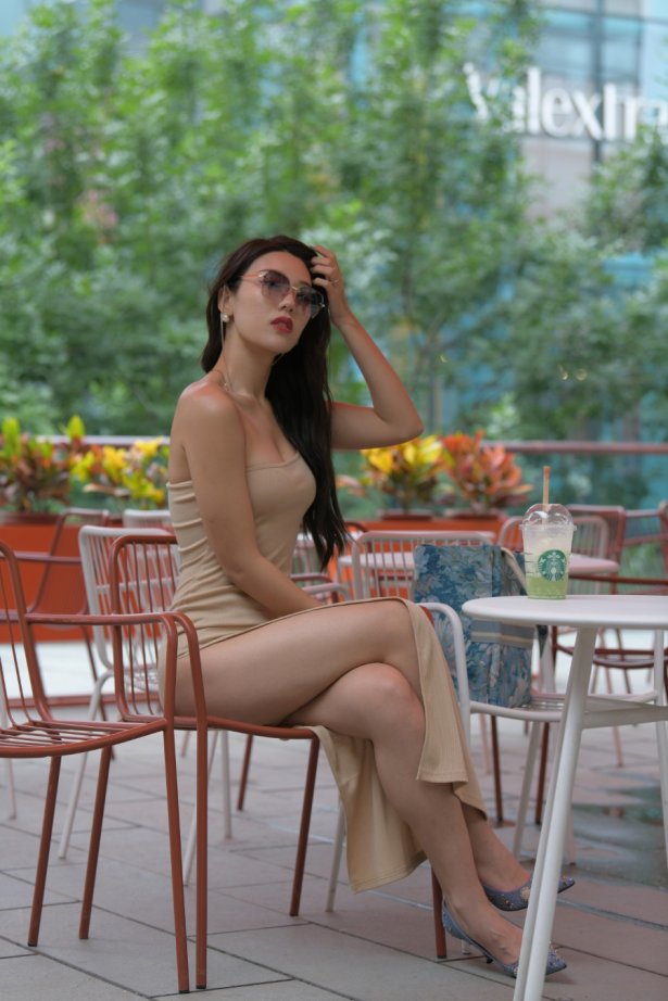 精选街拍 No.911 高开叉长裙完美小解解4 [104P/132MB]