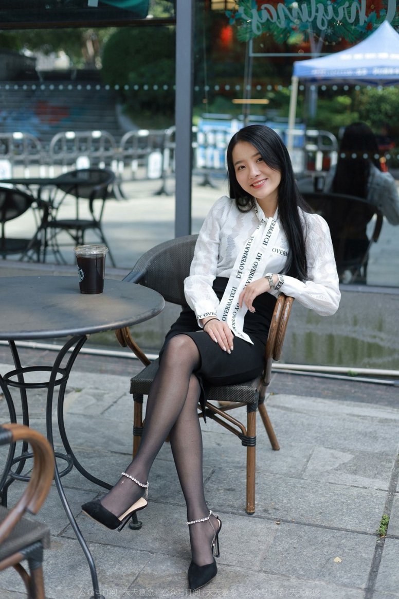 [IESS异思趣向] 耽丝 211122 婉萍的窄裙黑丝装 [90P/105MB]