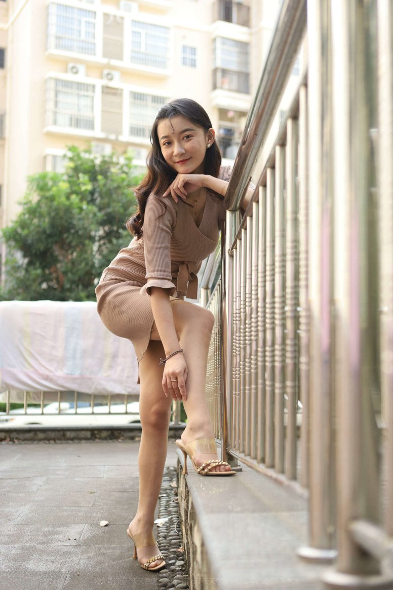 [IESS异思趣向] 2021.11.09 丝享家970：秋秋《镁钕阳光浴》[83P/104MB]