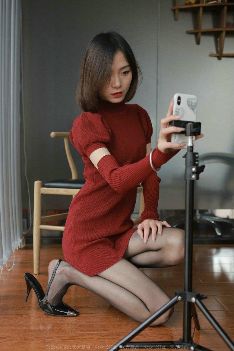 [IESS异思趣向] 2022.03.09 丝享家1023：小六《红裙嘿丝自拍》[84P/941MB]