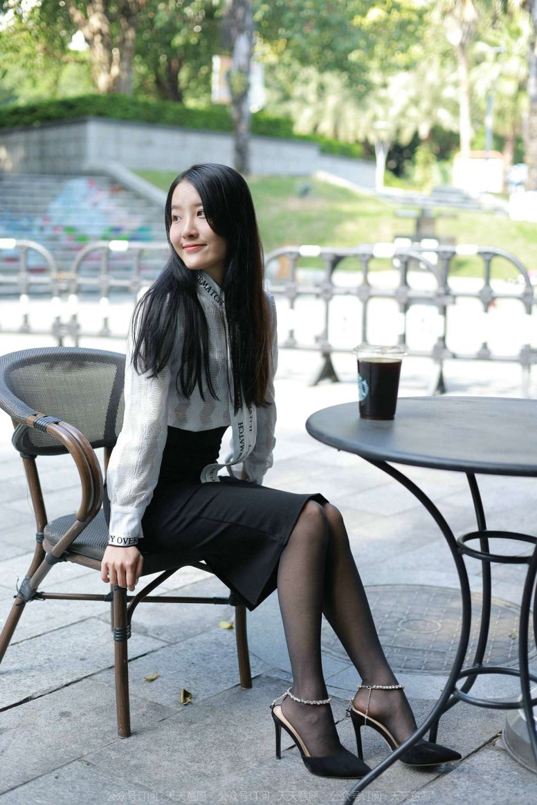 [IESS异思趣向] 2022.02.11 丝享家1002：婉萍《姓感OL窄裙》 [90P/105MB]