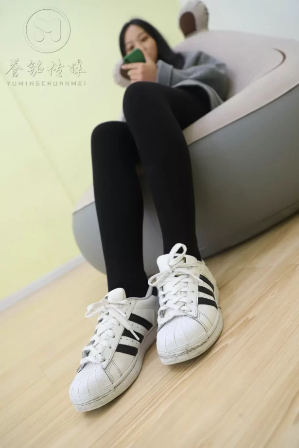 [誉铭传媒]袜足摄影 2019年 NO.018 时尚板鞋厚袜裸足[130P/705MB]