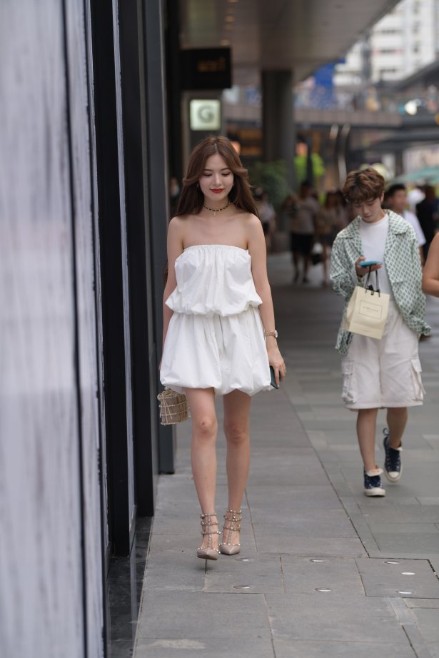 精选街拍作品 NO.1528 视觉冲击街拍作品 – 她来了，她真的又来了[28P/42MB]