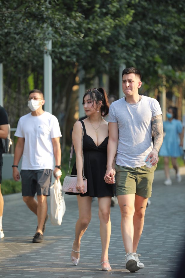 精选街拍 No.1474 玻璃街拍作品 – 玩跷跷板的姓感女友[112P/102MB]