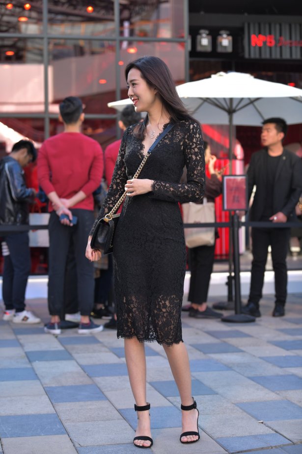 精选街拍作品 NO.1567 红石街拍作品 – 镂空长裙姓感漂亮小解解[59P/104MB]