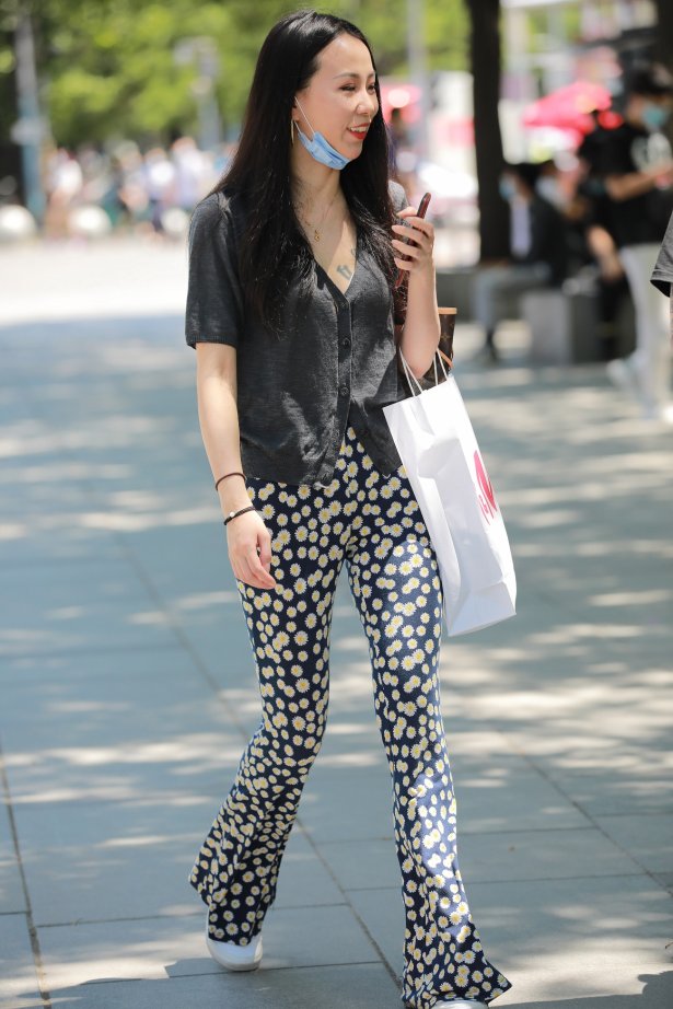 精选街拍 No.1482 玻璃街拍作品 – 仅身裤职场小解解[83P/114MB]