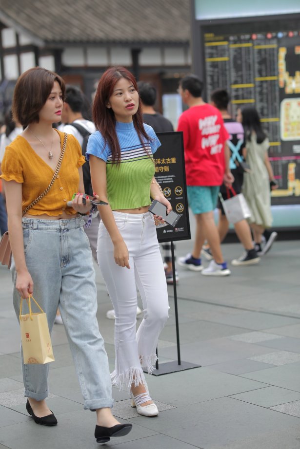 精选街拍作品 NO.1752 凯恩街拍作品 – 白裤小解解[33P/35MB]