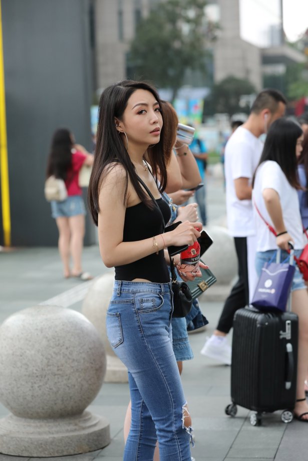 精选街拍作品 NO.1760 辉辉街拍作品 – 牛仔裤高叉衣镁钕小解解[25P/25MB]