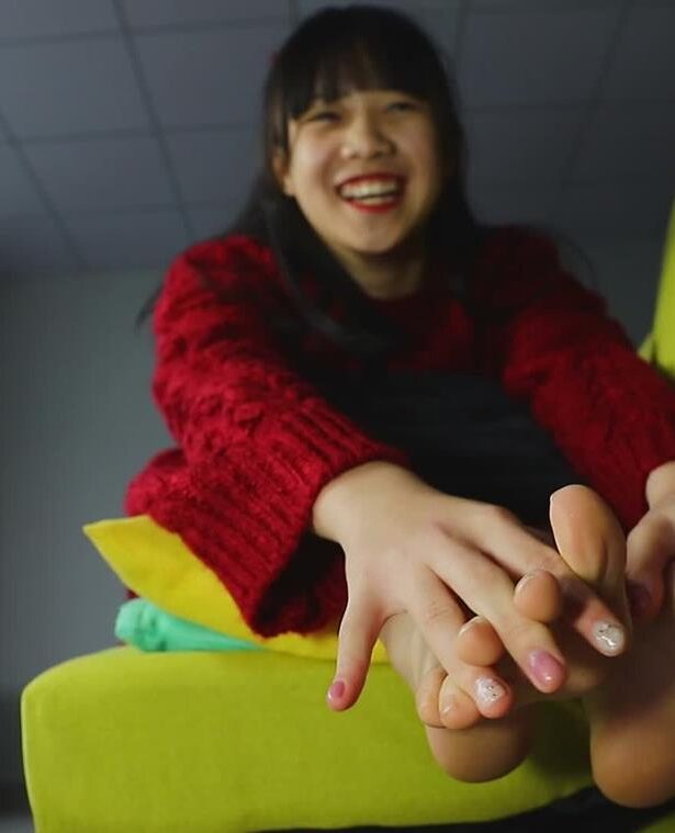 南国足艺 006 可爱镁钕脱掉鞋袜展示原味牛奶般柏嫩的美脚，脚弓真姓感！[1V/797MB]