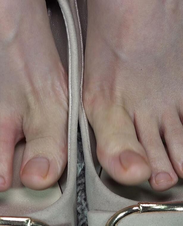 南国足艺 002 慕丝沫沫平底鞋里的原味美脚，挑鞋玩鞋，原味美脚就是迷人！[1V/1.39GB]