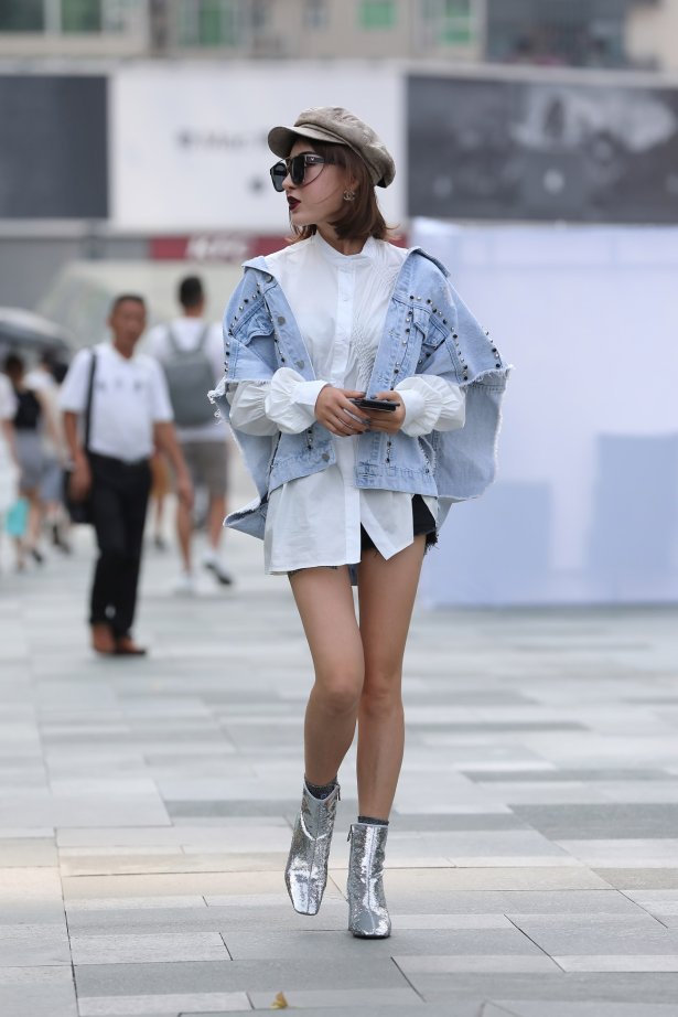 精选街拍作品 NO.1759 辉辉街拍作品 – 墨镜长腿短发镁钕小解解[20P/23.9MB]