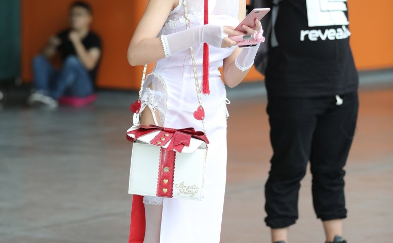 精选街拍作品 NO.1720 辉辉街拍作品 – 极品高开衩旗袍白色丝袜美腿美眉[62P/46MB]