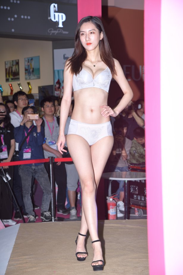 精选街拍作品 NO.1810 视觉冲击街拍作品 – 天生爱看内一SHOW~喜欢哪个[54P/68.9MB]