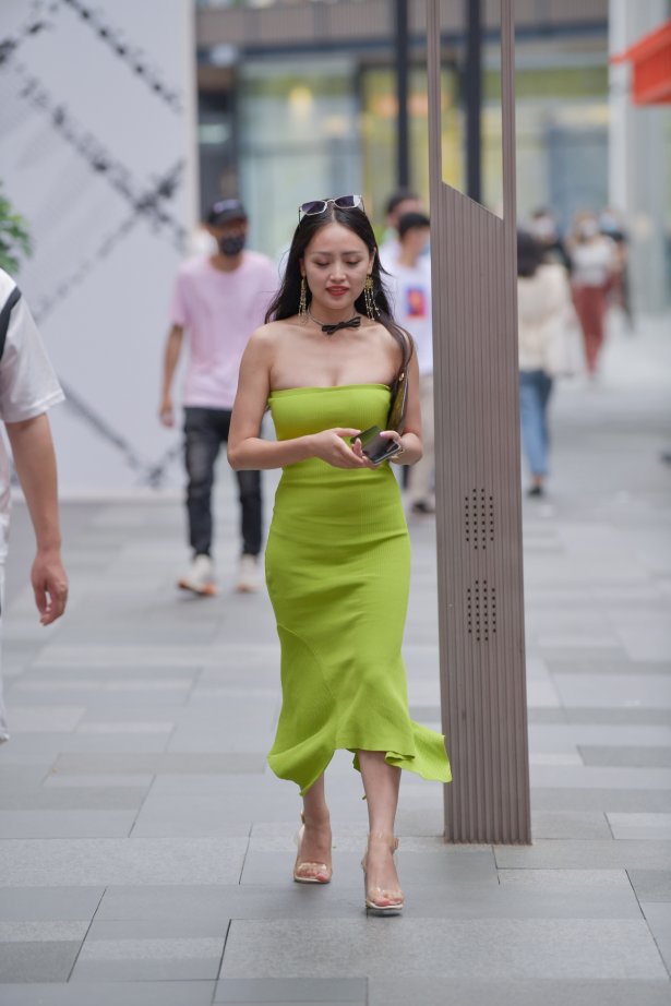 精选街拍作品 NO.1801 视觉冲击街拍作品 – 抹胸美小解解 [48P/63MB]