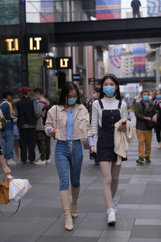 精选街拍作品 NO.1809 视觉冲击街拍作品 – 身材不错的紧牛小解解[132P/156MB]