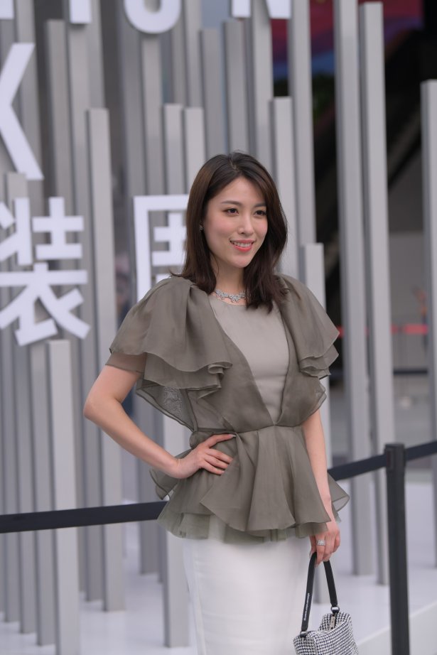 精选街拍作品 NO.1798 视觉冲击街拍作品 – 美腿镁足的高层女主管[86P/81.7MB]