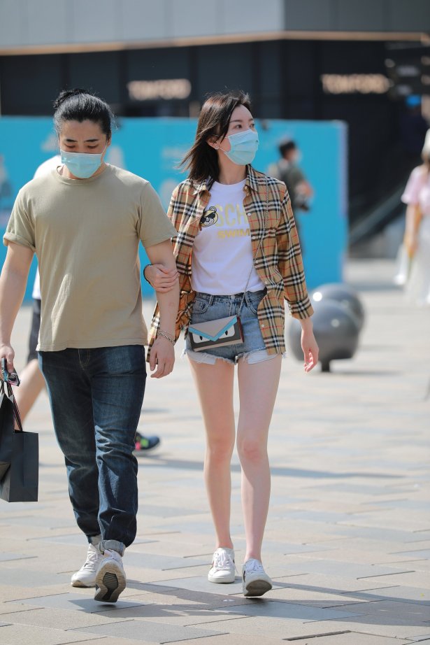 精选街拍作品 NO.1804 玻璃街拍作品 – 热裤长腿女友[33P/36.4MB]