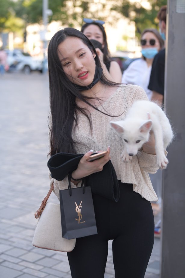 精选街拍作品 NO.1793 红石街拍作品 – 一只白狐[136P/159MB]