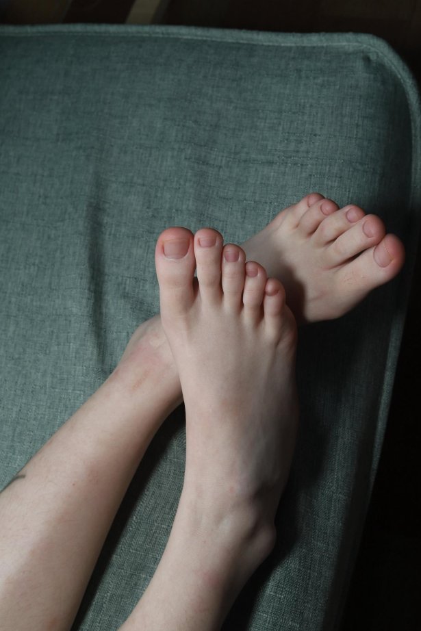 [Pary学生模拍] No.042 大镁钕琪琪的脚底被挠红了 [100P/214MB]