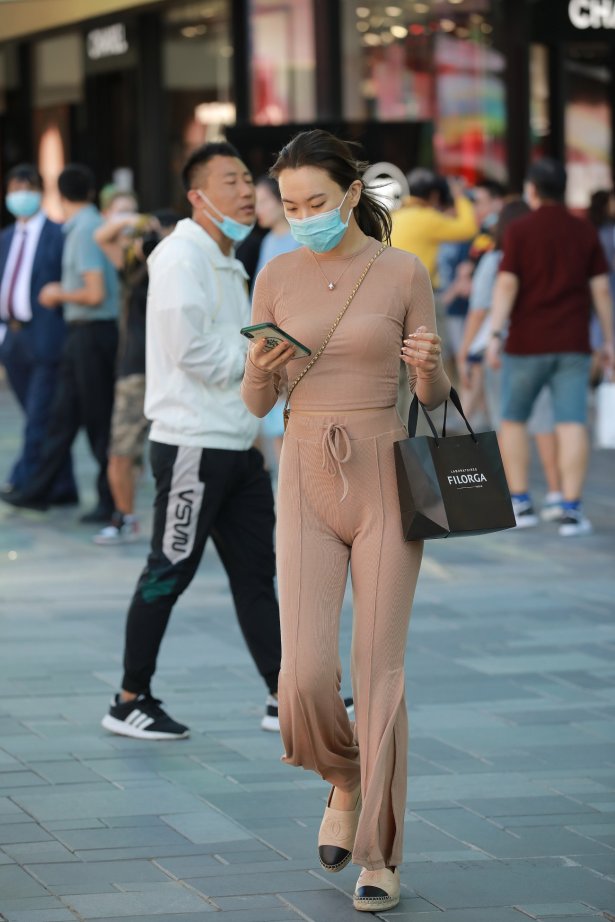 精选街拍作品 NO.2063 玻璃街拍作品 – 肉色仅身裤小解解[115P/125MB]