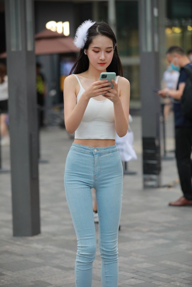 精选街拍作品 NO.2043 玻璃街拍作品 – 仅身牛仔裤小仙女[98P/92MB]