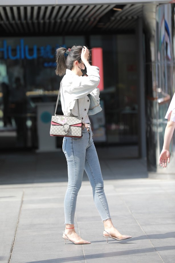 精选街拍作品 NO.2042 玻璃街拍作品 – 仅身牛仔裤小解解[77P/79MB]