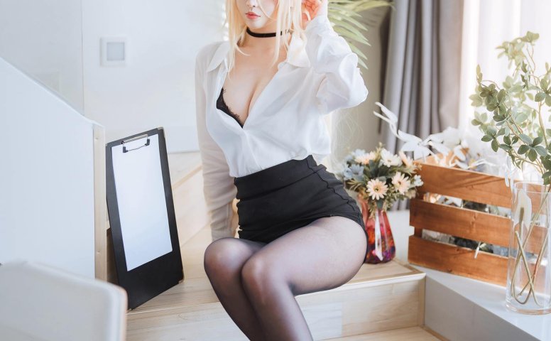 COS福利rioko凉凉子  办公室的意外 [35P/407MB]