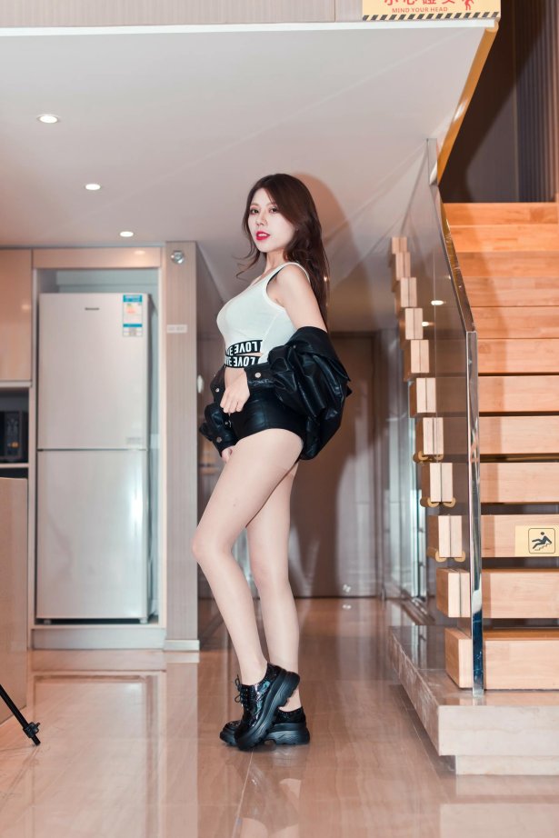 魔镜街拍 NO.117 非常紧致的美臀小解解 [267P/391M]