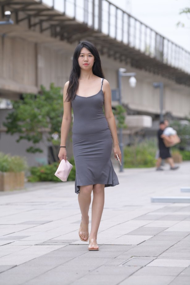 精选街拍作品 NO.2276 一始街拍作品 – 灰裙镁钕[915P/1.02GB]