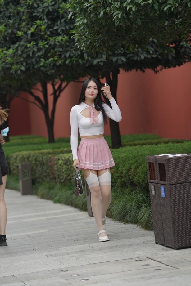 魔镜街拍 NO.161 街拍白丝吊带袜镁钕 [107P/87M]