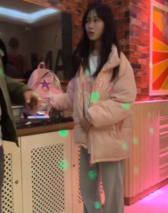 江南学生妹JK至服玩棉袜脚和裸足 [1V/226M]