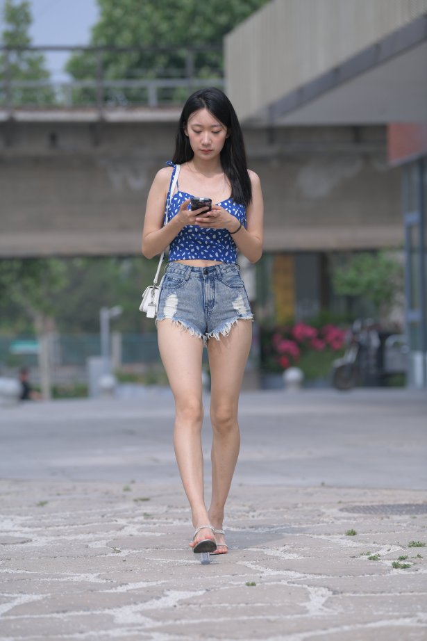 精选街拍作品 NO.2572 红石专区 – 牛仔热裤镁钕 1 [105P/82M]